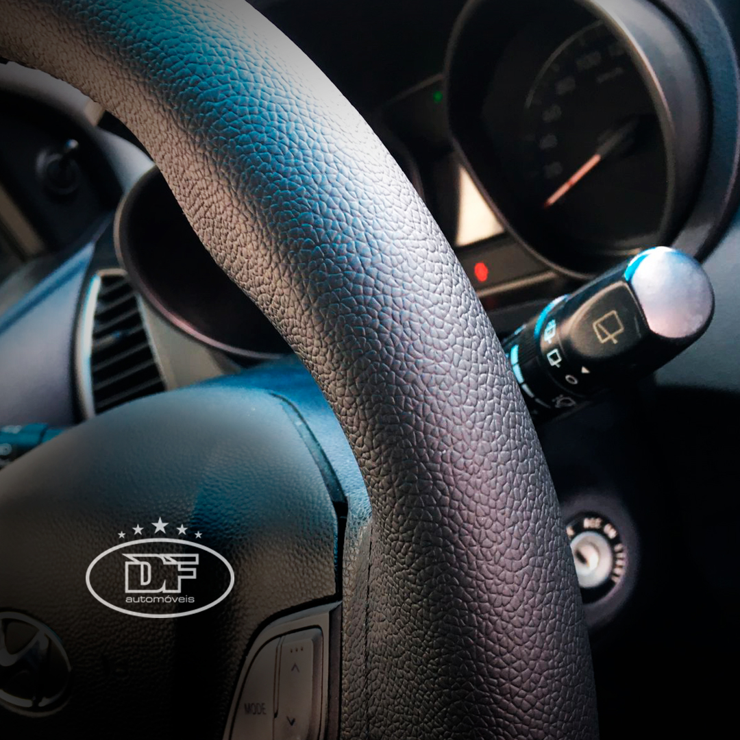 DF Automóveis — detalhe do volante com a marca